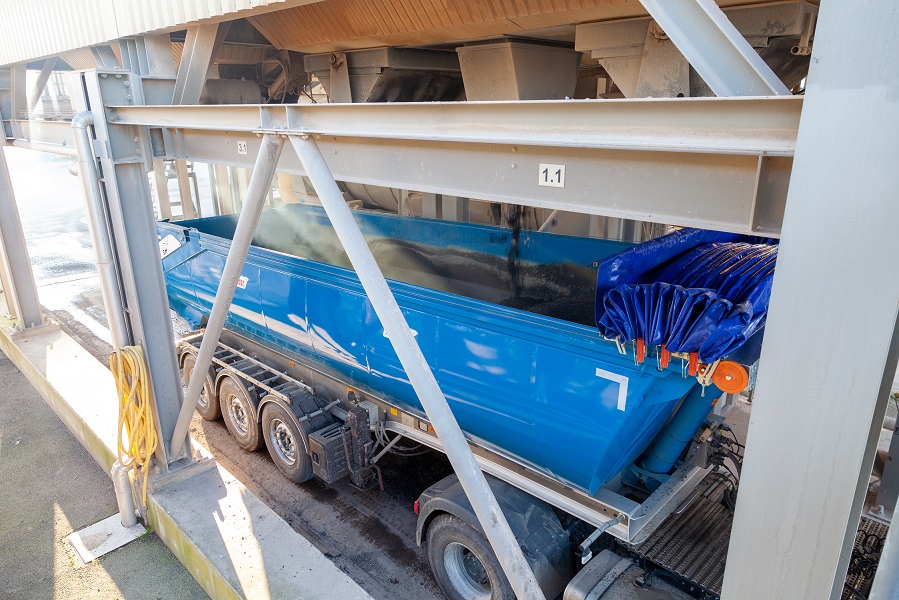 chargement camion d'enrobés à chaud